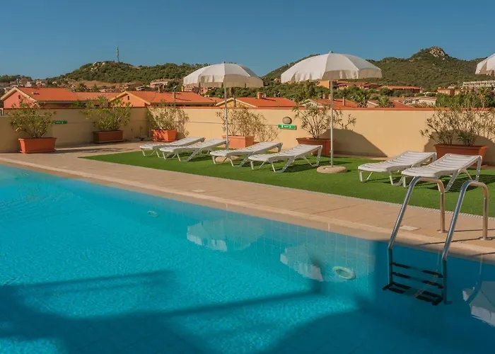 In With Swimming Pool In Aparthotel